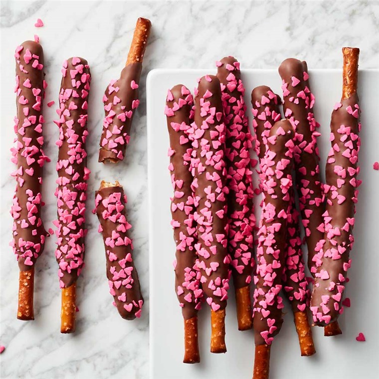 Milk Chocolate and Caramel Dipped Heart Pretzels, 10pc Mrs Prindables