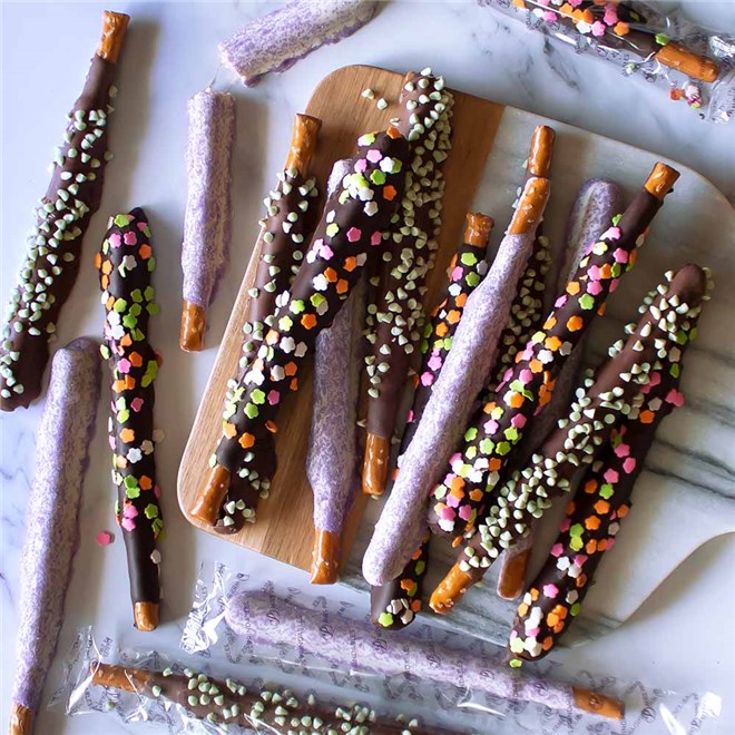 bright-blooms-caramel-and-chocolate-dipped-pretzels-1933250