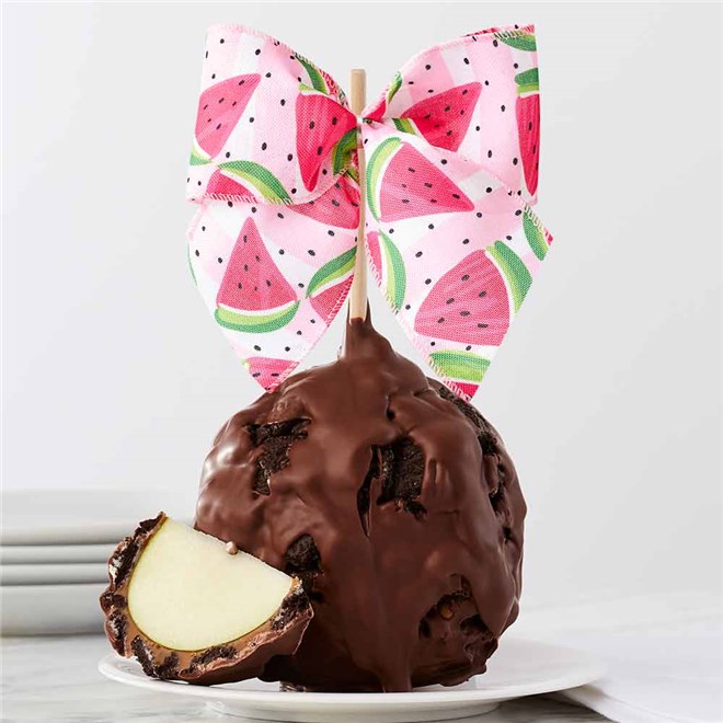 cookies-and-cream-watermelon-ribbon-jumbo-caramel-apple-gift-199-MCCAC-24S05