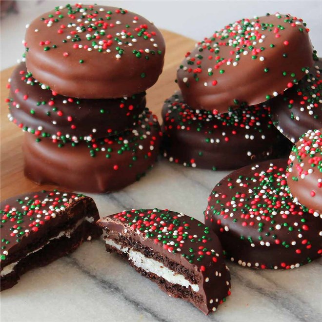 festive-chocolate-dipped-oreos-24-piece-alt