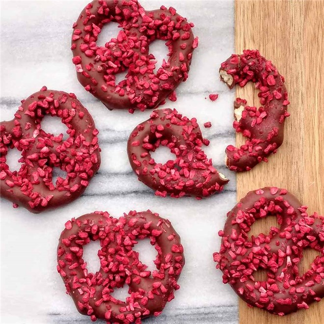 milk-chocolate-raspberry-pretzel-twists-5-piece-1