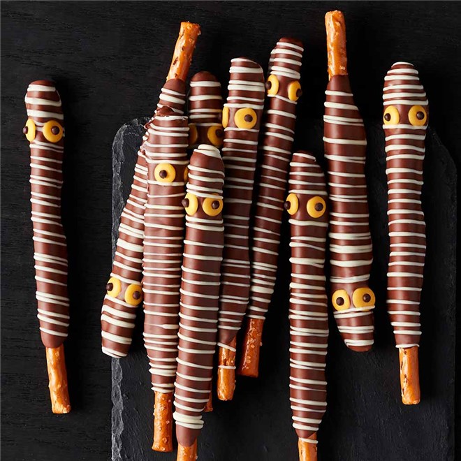 mummy-chocolate-and-caramel-dipped-pretzels-10-piece-1933251