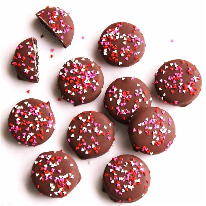 valentine-milk-chocolate-dipped-oreos-10-piece-1937533