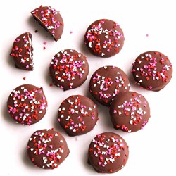 Heartfelt Milk Chocolate Dipped Oreos, 10-Piece